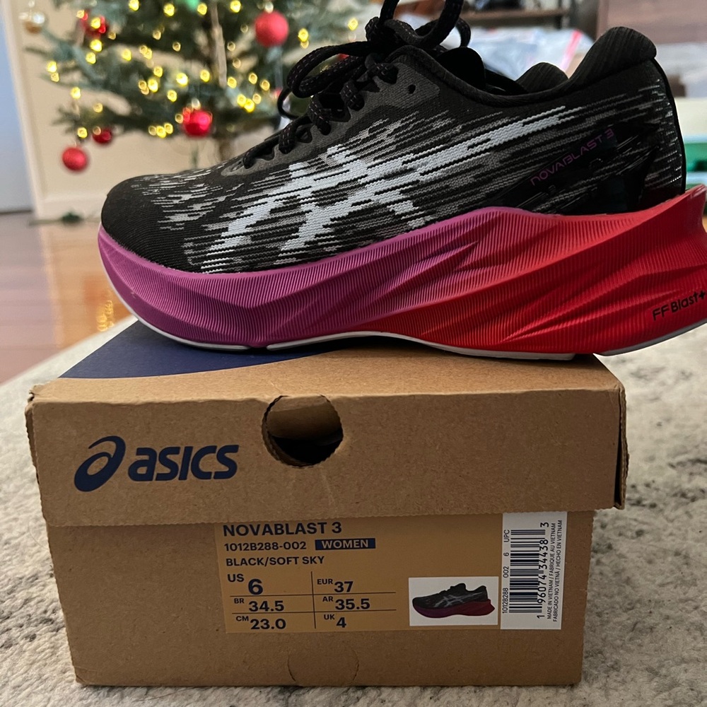 ASICS Novablast 3 Women Size 6
